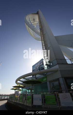 Stadt von Portsmouth, England. Silhouette Blick auf 170 Meter hohen Spinnaker Tower am Portsmouth Gunwharf Quays. Stockfoto