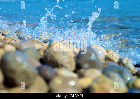 Spritzer an der Mittelmeerküste Stockfoto