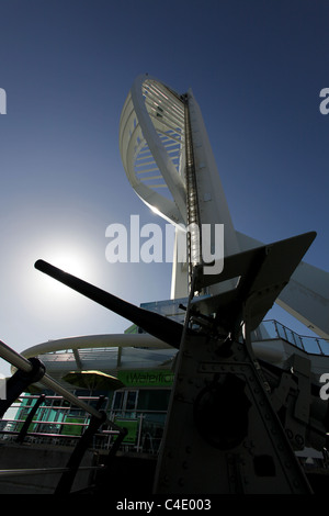 Stadt von Portsmouth, England. Silhouette Blick auf 170 Meter hohen Spinnaker Tower am Portsmouth Gunwharf Quays. Stockfoto