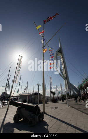 Stadt von Portsmouth, England. Silhouette auf Portsmouth Gunwharf Quays und 170 Meter hohe Spinnaker Tower. Stockfoto