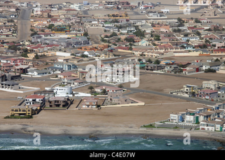 Luftaufnahme des am Stadtrand von Swakopmund an der Küste Namibias Stockfoto