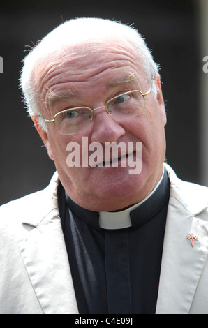 Lily Allens Vikar, Canon Michael Irving, außerhalb der Kirche in Cranham, Gloucestershire, wo sie ihre Hochzeit hält. Stockfoto