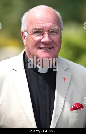 Lily Allens Vikar, Canon Michael Irving, außerhalb der Kirche in Cranham, Gloucestershire, wo sie ihre Hochzeit hält. Stockfoto