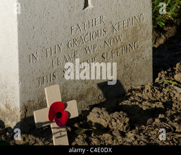 Holzkreuz des Gedenkens Kennzeichnung britischen Krieg Grab auf Wällen Friedhof, Ypern Stockfoto