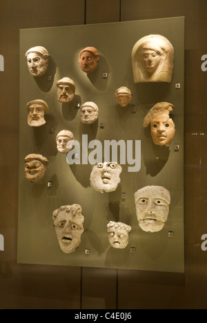 Nationalmuseum, Badaro, Beirut, Libanon. Terrakotta- und Kalksteinmasken aus der griechischen und römischen Zeit. Stockfoto