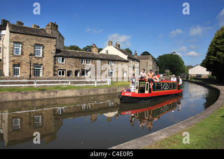 Junge Menschen an Bord eines Schiffes auf dem Leeds und Liverpool Kanal bei Kildwick, North Yorkshire, England, UK Stockfoto