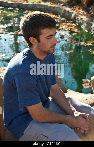 15-18 jährigen Mann jährigen Jungen Meditation, Gebet und nachdenklich allein im Park. Herr © Myrleen Pearson Stockfoto