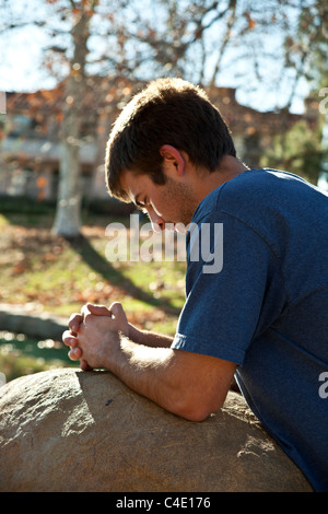 15-18 jährigen Mann jährigen Jungen Meditation, Gebet und nachdenklich allein im Park. Herr © Myrleen Pearson Stockfoto