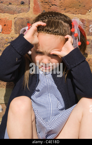4 Jahre alte Schülerin in karierte Kleid, Sommer Schuluniform Stockfoto