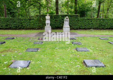 Deutscher Soldatenfriedhof Vladslo mit Skulptur die trauernden Eltern von Käthe Kollwitz Stockfoto