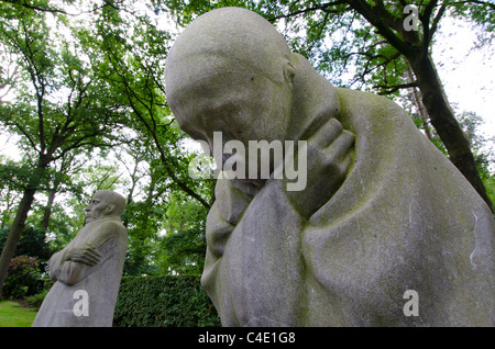 Deutscher Soldatenfriedhof Vladslo mit Skulptur die trauernden Eltern von Käthe Kollwitz Stockfoto