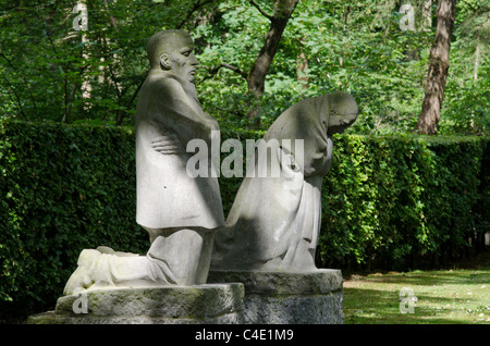 Deutscher Soldatenfriedhof Vladslo mit Skulptur die trauernden Eltern von Käthe Kollwitz Stockfoto