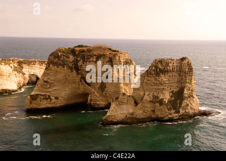 Beiruts berühmteste Naturdenkmal der Pigeon Rocks, Raouche, Beirut, Libanon. Stockfoto