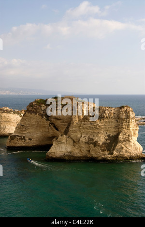 Beiruts berühmteste Naturdenkmal der Pigeon Rocks, Raouche, Beirut, Libanon. Stockfoto