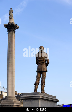 Statuen Sir Keith Park von Les Johnson und Lord Nelson, Trafalgar Square, London, England, UK, Europa Stockfoto