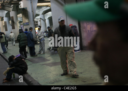 Arbeitslose, Obdachlose Männer, einen Unterschlupf für die Nacht, im Bereich "Arbeitsmarkt Tag" des Kamagasaki, Osaka, Japan gehen. Stockfoto