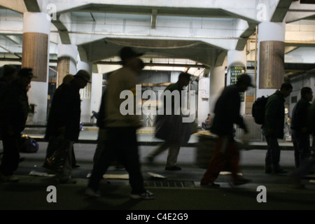 Arbeitslose, Obdachlose Männer, einen Unterschlupf für die Nacht, im Bereich "Arbeitsmarkt Tag" des Kamagasaki, Osaka, Japan gehen. Stockfoto