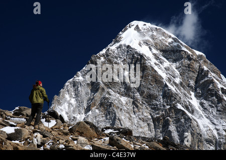 Ein Wanderer auf dem Gipfel des Kala Patar mit Pumori überragt, Nepal Stockfoto