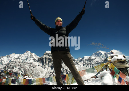 Eine Frau wirft ihre Arme in den Sieg auf dem Gipfel des Gokyo Ri, Nepal Stockfoto