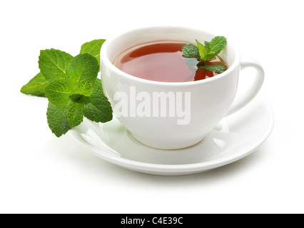 Schwarzer Tee mit frischer Minze Blätter. Isoliert auf weißem Hintergrund. Stockfoto