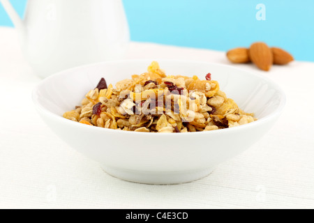 leckere und gesunde Vollkorn-Müsli-Frühstück mit vielen trockenen Früchten, Nüssen und Körnern Stockfoto