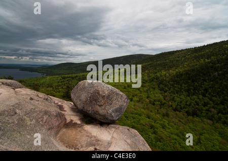 Bubble-Rock, einer eiszeitlichen unberechenbar, ist prekär thront oben auf der Süd-Blase im Acadia National Park. Stockfoto