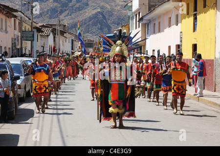 Eine Inka-Parade in Tracht am Pisaq in der Nähe von Cusco in Peru Stockfoto