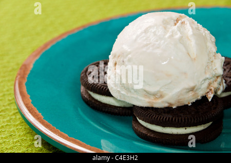Eis mit Cookies auf eine blaue Platte Stockfoto