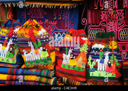 Bunten Tüchern und Tapisserien für den Verkauf auf dem Markt in Pisac in Peru Stockfoto