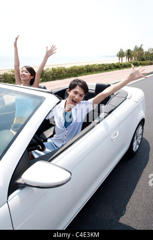 Junge Leute, die Spaß in einem Cabrio Stockfoto