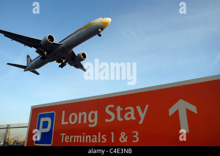 Ein Flugzeug landet auf dem Flughafen Heathrow in London Stockfoto
