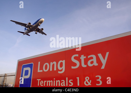 Ein Flugzeug landet auf dem Flughafen Heathrow in London Stockfoto