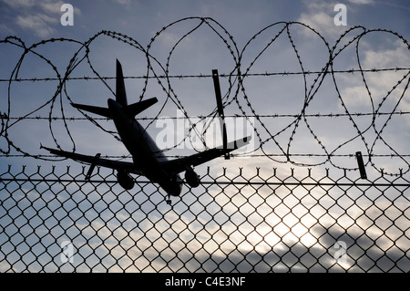 Eine Grundfläche, die Überquerung der Stacheldraht-Umzäunung am Flughafen Heathrow Stockfoto