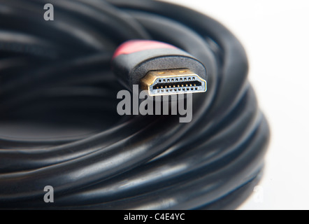 HDMI Kabel umständlich in einen Ball und einen roten Sockel Stockfoto