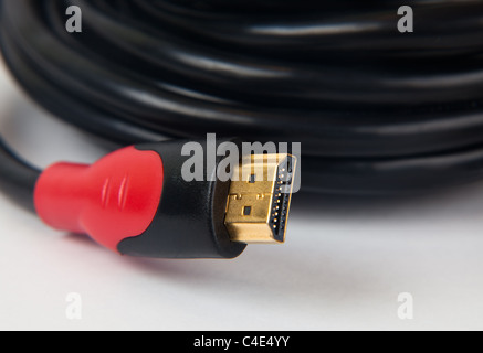 HDMI Kabel umständlich in einen Ball und einen roten Sockel Stockfoto