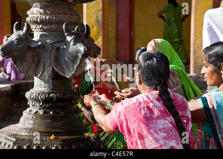Indische Frauen, die Wasser aus dem heiligen Brunnen. RAM "Kund". Godavari Fluß. Nasik. Indien Stockfoto