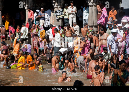 Hindu-Pilger Baden im heiligen Wasser-Reservoir der Kushavarta (die Quelle des Flusses Godavari). Trimbakeshwar. Indien Stockfoto