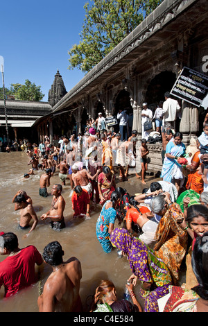 Hindu-Pilger Baden im heiligen Wasser-Reservoir der Kushavarta (die Quelle des Flusses Godavari). Trimbakeshwar. Indien Stockfoto