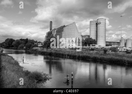 Carlsberg-Brauerei an den Ufern des Flusses Nene, Northampton, UK Stockfoto