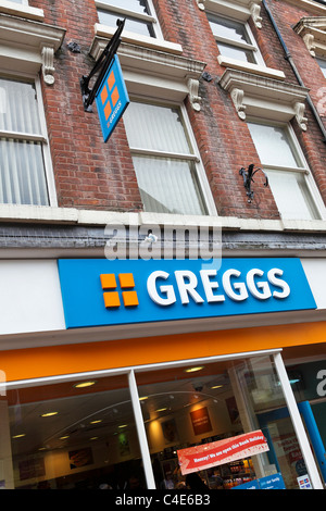 GREGGS, eine sehr beliebte Sehenswürdigkeit auf Großbritanniens Straßen dieser Händler verkauft fast food, Sandwiches und Kaffee. Stockfoto