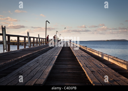 Menschen sich entspannen, den Sonnenuntergang auf dem Steg im Kingfisher Bay, Fraser Island. Stockfoto