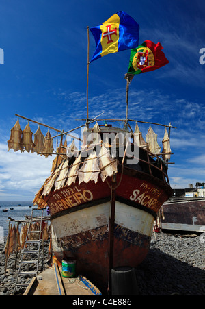 Angelboot/Fischerboot mit trocknenden Fisch die Flagge von Portugal & Madeira. Stockfoto