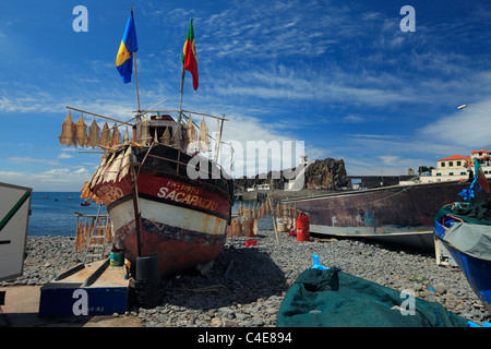 Angelboot/Fischerboot mit trocknenden Fisch die Flagge von Portugal & Madeira. Stockfoto