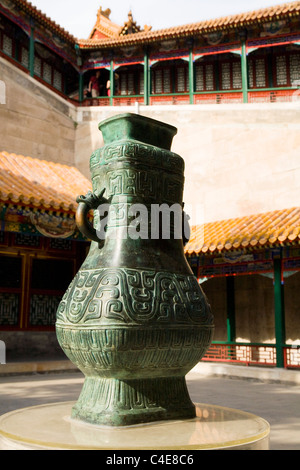 Chinesische Vase auf dem Display außerhalb auf den Ansatz zum Turm des buddhistischen Weihrauch, Longevity Hill, Sommerpalast, Peking, China. Stockfoto