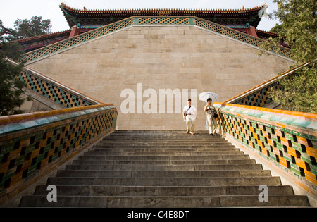 Treppen / Stufen / Treppen führt zum Turm des buddhistischen Weihrauch (Foxiang Ge), Longevity Hill. Sommer-Palast. Peking, China. Stockfoto