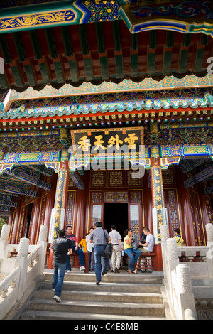 Außenseite des oberen Raumes mit tausend Hand Guanyin Buddha im Turm des buddhistischen Weihrauch, Sommerpalast. Peking, China Stockfoto