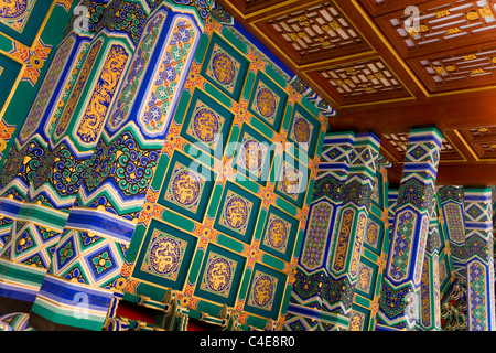 Holzarbeit Außenzimmer mit tausend Hand Guanyin Buddha bemalt; Turm der buddhistischen Weihrauch, Sommerpalast. Peking, China Stockfoto