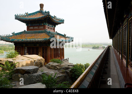 Blick auf den Kunming-See, die chinesische Pagode und die Stadt Peking vom Tower of Buddhist Incense; Longevity Hill, The Summer Palace, China. Stockfoto