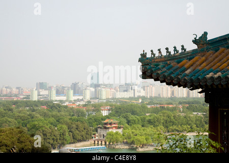 Ansicht der Stadt Beijing & chinesischen Dach Top /eaves / Traufe vom Turm des buddhistischen Weihrauch; Longevity Hill, Sommerpalast, China. Stockfoto