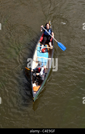 Kanu auf der Fluss Wye in der Nähe von Kern-Brücke Stockfoto